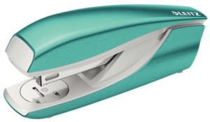 Zszywacz metalowy Leitz Wow perłowy 30 kartek TURKUSOWY